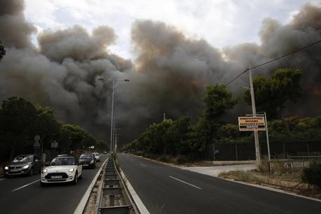 Incendi alle porte di Atene © EPA