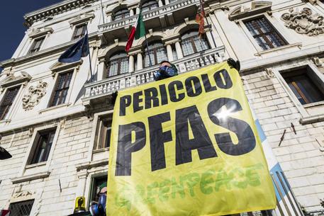 Una protesta di Greenpeace contro i Pfas © ANSA