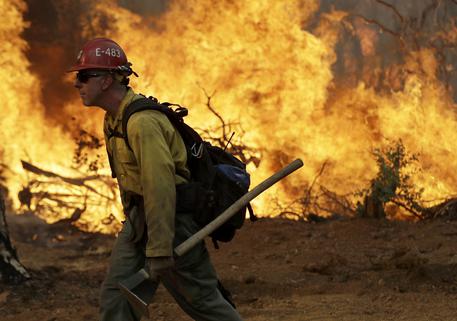 Un vigile del fuoco in California © AP