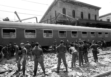 Il lavoro dei soccorritori dopo la strage di Bologna del 2 agosto 1980, in una foto d'archivio. © ANSA