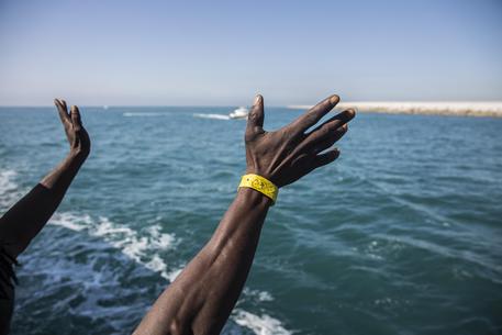 Migranti a bordo della Open Arms © AP