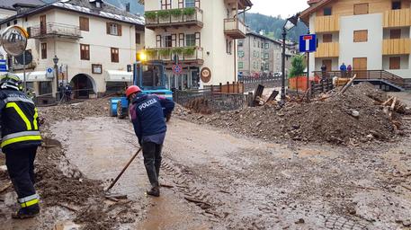 L'intervento del personale del Centro Alpino Polizia di Stato dopo i danni causati da un nubifragio nelle valli di Fassa e di Fiemme © ANSA