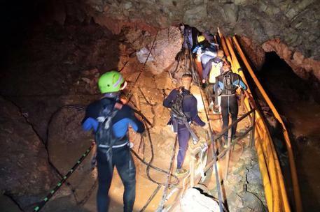 Il team di soccorso che sta seguendo i ragazzi nella grotta © AP