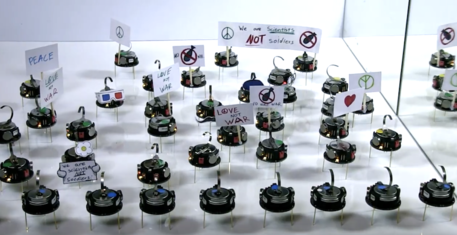 I robot dicono di nop alla guerra, con tanto di cartelli (fonte: The University of Sheffield, Sheffield Robotics) © Ansa