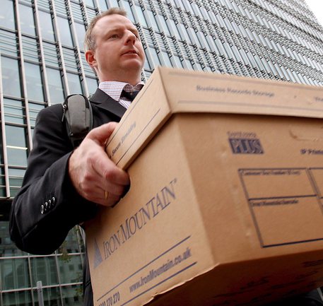 Un impiegato di Lehman Brothers esce dagli uffici londinesi di Lehman Brothers con uno scatolone  classico scatolone con i propri oggetti personali: era il 15 settembre 2008 © EPA