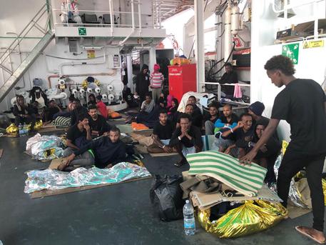 Una foto fornita dall'eurodeputata del PD Michela Giuffrida mostra i migranti sopra la Nave Diciotti a Catania, 24 agosto 2018 © ANSA