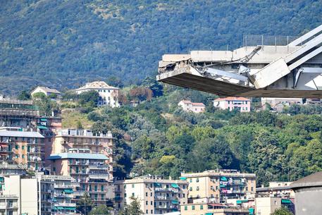 I resti di Ponte Morandi e sullo sfondo Genova © ANSA