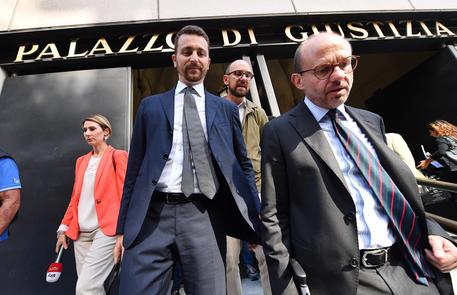 Gli avvocati della Lega Robeto Zingari (S) e Giovanni Ponti (D) all'uscita del palazzo di Giustizia  di Genova il 5 settembre 2018 © ANSA