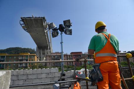 Operai al lavoro sui binari della ferrovia danneggiati dal crollo di Ponte Morandi © ANSA