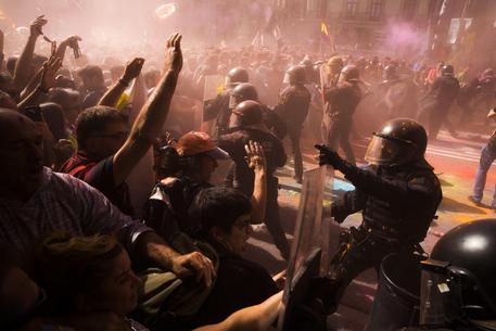 Gli scontri a Barcellona © AP