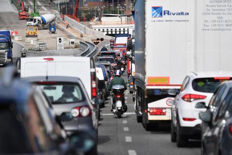Crollo ponte: lunghe code e traffico su strade Genova © ANSA