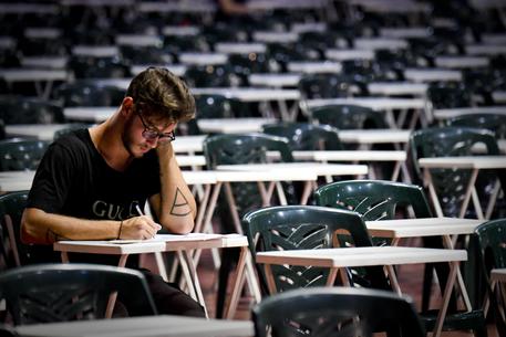 Uno studente impegnato in un test © ANSA