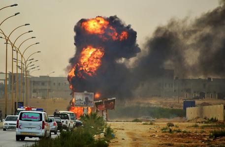Gli scontri a Tripoli. In fiamme serbatoio vicino all'ambasciata Usa © EPA