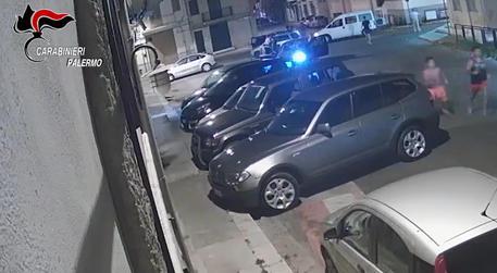 Un fermo immagine tratto da un video dei carabinieri mostra l'operazione che ha portato all'arresto  di sette persone © ANSA