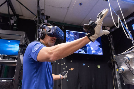 L’astronauta si addestra a Houston con la realtà virtuale (fonte: Nasa) © Ansa