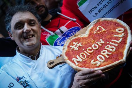 Un momento del flash mob di solidarieta' per la storica pizzeria Sorbillo, oggetto, nei giorni scorsi,  di un atto intimidatorio, Napoli, 17 Gennaio 2019. ANSA/CESARE ABBATE © ANSA