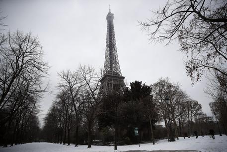 Neve a Parigi, chiusa la Torre Eiffel © AP