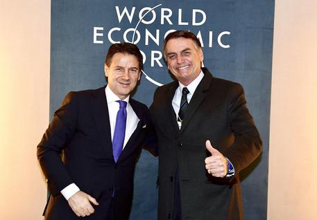Il presidente del Consiglio Giuseppe Conte e il presidente del Brasile Jair Bolsonaro (D) al Forum  Economico Mondiale di Davos © ANSA