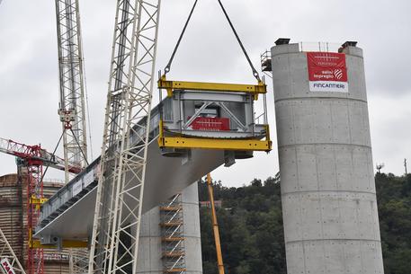 Genoa new bridge; lifting of the first section motorway brid © ANSA