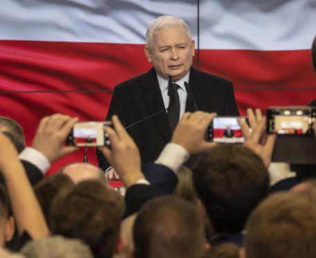 Jaroslaw Kaczynski festeggiato dai suoi sostenitori © AP