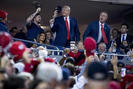Usa: Trump accolto da buu allo stadio, 'arrestatelo' © AP