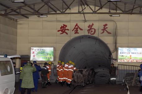 I soccorritori all'ingresso nella miniera di carbone di Shanxi © AP