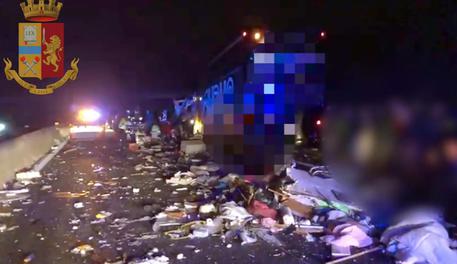 Un fermo immagine tratto da un video della polizia stradale mostra l'incidente avvenuto la scorsa notte sulla A13 © ANSA