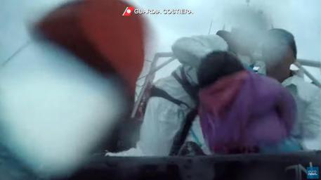 Migranti: naufragio,nel video dei soccorsi le urla dei bimbi © ANSA
