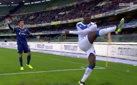Il fermo immagine tratto da Sky Sport mostra l'attaccante del Brescia, Mario Balotelli, mentra  calcia il pallone verso gli spalti © ANSA