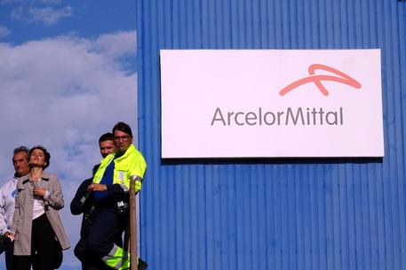 Operai davanti alla fabbrica Arcelor Mittal a Taranto © ANSA