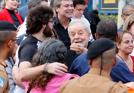 L'ex presidente del Brasile Luiz Inacio Lula da Silva lascia la prigione © EPA