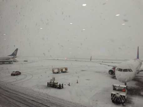 L'aeroporto di Bologna durante la nevicata  © Ansa