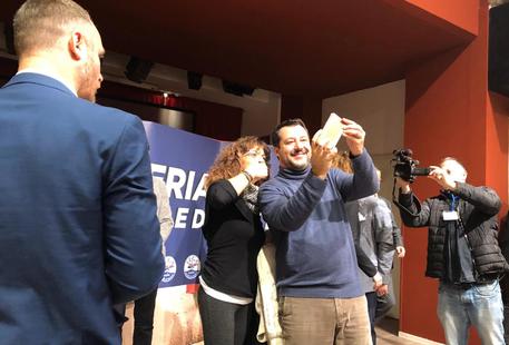 Il segretario della Lega Matteo Salvini posa per un selfie durante un evento elettorale, Aosta © ANSA