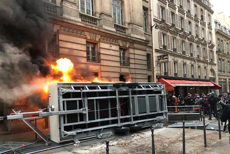 Francia: a Parigi caos black bloc, pioggia lacrimogeni © AP