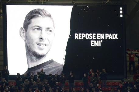 Il tributo dei tifosi francesi alla memoria di Emiliano Sala © EPA