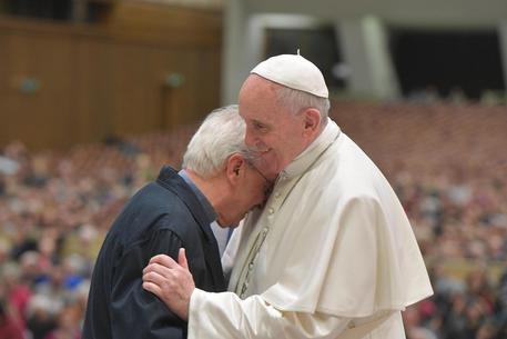 Papa Francesco abbraccia Don Vinicio Albanesi © ANSA