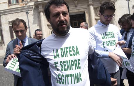 Il leader della Lega Nord Matteo Salvini, con i deputati del partito, manifesta per la legittima  difesa davanti a Montecitorio, Roma © ANSA