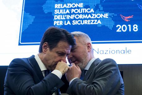 Giuseppe Conte e il presidente del Copasir Lorenzo Guerini durante la presentazione della relazione © ANSA