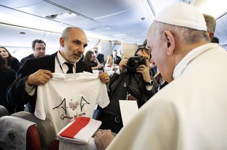 Giornalista ANSA dona al Papa la maglietta col Ponte di Genova © ANSA