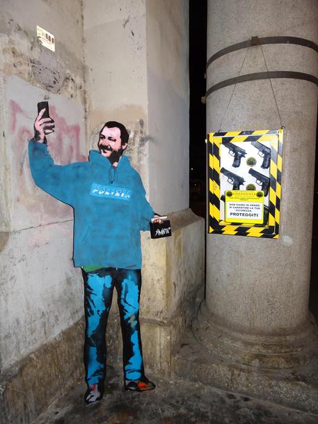 Sagoma Salvini e scatola pistole finte in strada Roma © ANSA