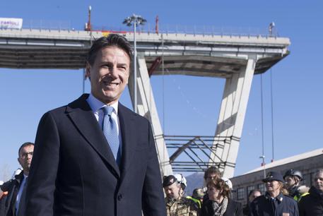 Il premier Conte vicino al ponte di Genova in una foto d'archivio © ANSA