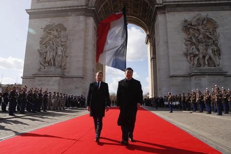 I presidenti cinese, Xi Jinping, e francese, Emmanuel macron, all'Arco di Trionfo © EPA