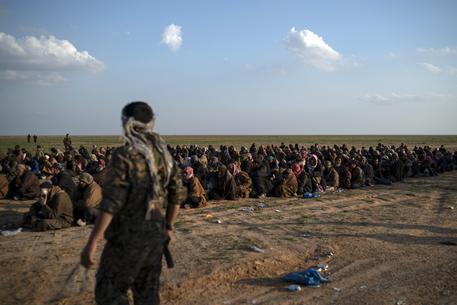 I miliziani curdi in Siria sorvegliano i loro prigionieri © AP