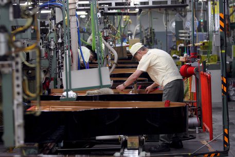 Una immagine di archivio di un operaio impegnato in una catena di montaggio all'interno di una fabbrica © ANSA
