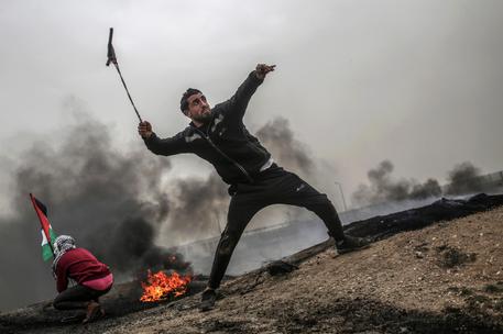 Gli scontri di ieri al confine fra Israele e la Striscia di Gaza © EPA