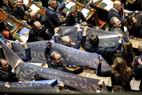 Striscioni di Forza Italia con la scritto 'finalmente una cosa di centrodestra'' durante la votazione  della proposta di legge © ANSA
