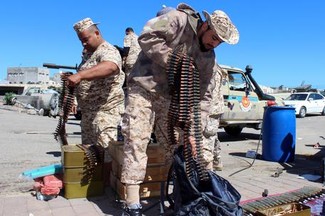 Miliziani di Misurata si preparano alla battaglia per la difesa di Tripoli © EPA
