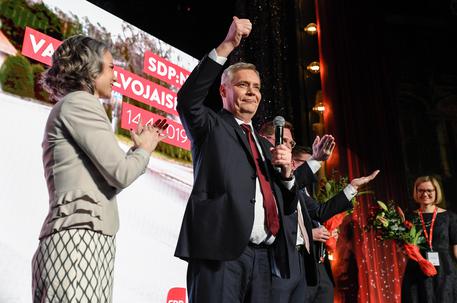 Il leader socialdemocratico finlandese, Antti Rinne, festeggia la vittoria © EPA