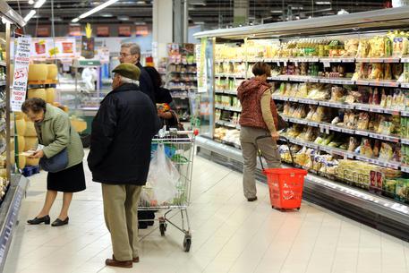 Alcune persone fanno la spesa in un supermercato © ANSA