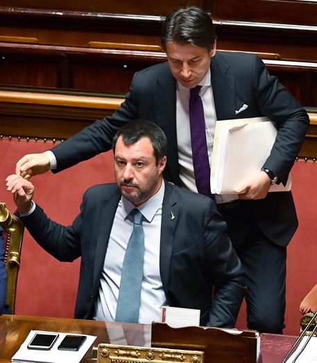 Il vicepremier e ministro dell'Interno, Matteo Salvini, stringe la mano al presidente del Consiglio,  Giuseppe Conte (archivio) © ANSA